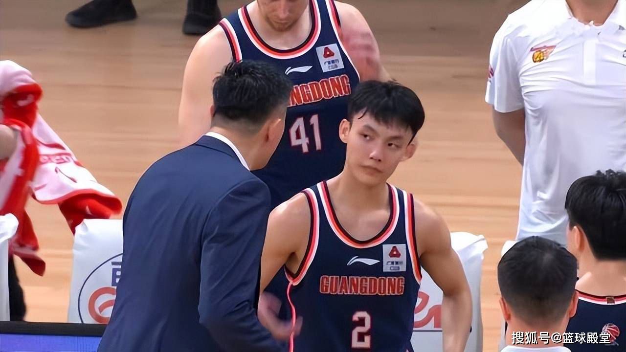 小男孩垂下头来，低声道：他是管我们的人。